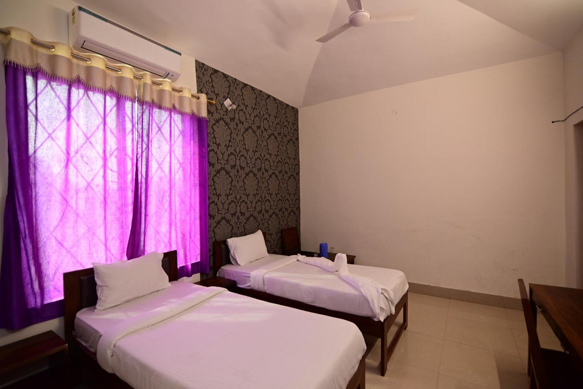 Hotel The Byke Niranjana Gaya Esterno foto