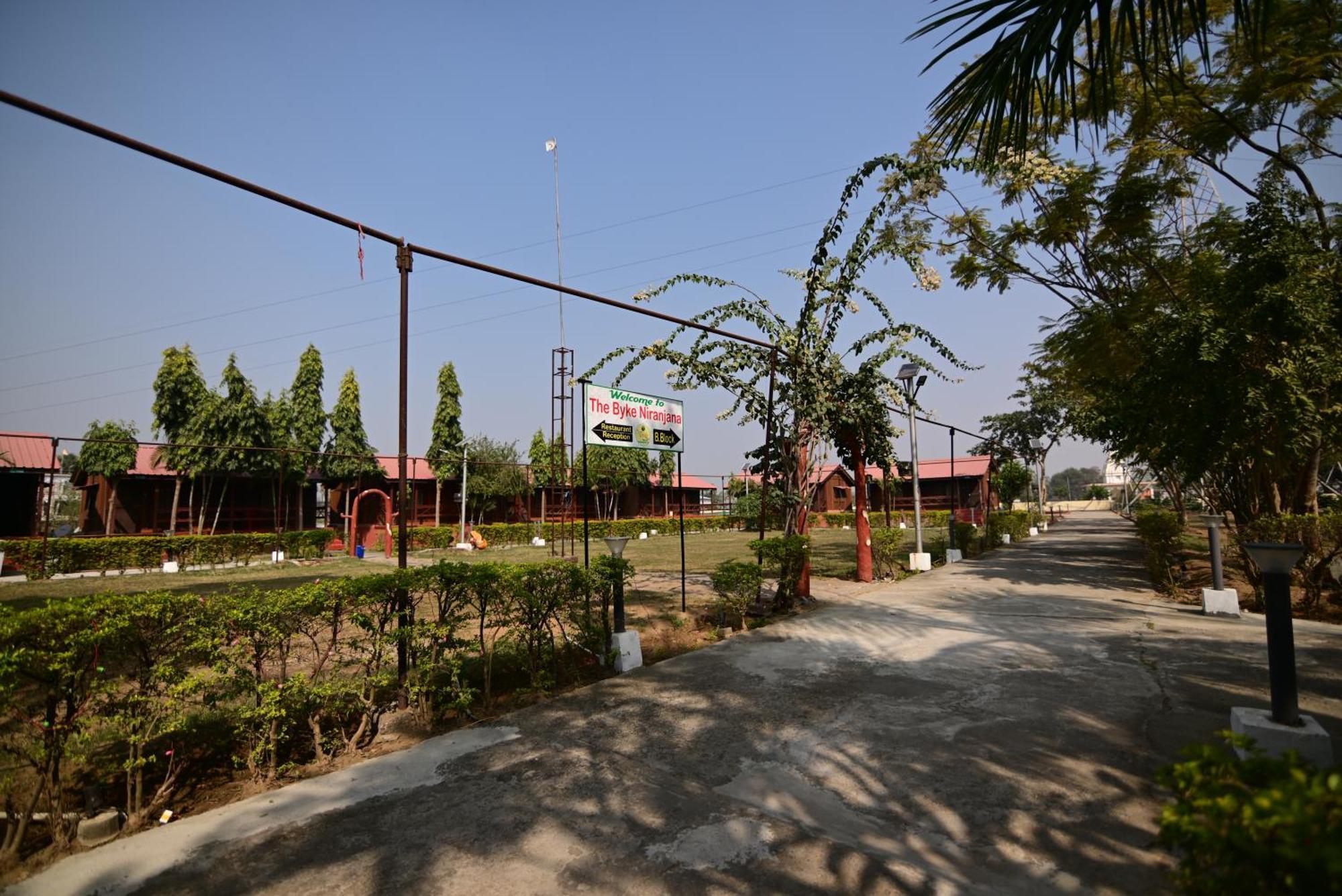 Hotel The Byke Niranjana Gaya Esterno foto